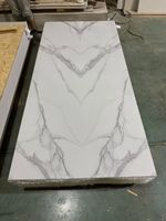 Panneau mural en PVC marbré blanc moderne imperméable 1220*2440mm, feuille de marbre UV pour décoration intérieure avec emballage PPWR