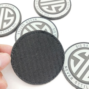 Debossed Logo Mềm PVC Cao Su Nhãn Các Bản Vá Lỗi Quần Áo Quần Jean Có Thể Tháo Rời Tự Dính Silicone Sửa Chữa Vá Hook & Vòng Lặp - Product Image 5