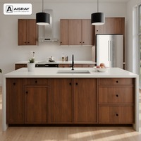 Meuble de cuisine sur mesure avec îlot, portes en bois massif style Shaker et rangement coulissant, structure en MDF
