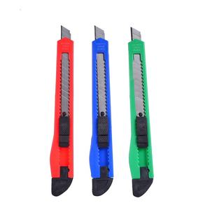 Couteau rétractable 9 mm, précis, avec verrouillage de sécurité, dimensions 0,6x13x2 cm, idéal pour des coupes précises en artisanat et... - Product Image 1