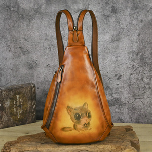 Bolso Bandolera Ando de Cuero Genuino de Vaca para Mujer, con Estampado de Ardilla, Convertible en Mochila o Bolso de Pecho - Product Image 3