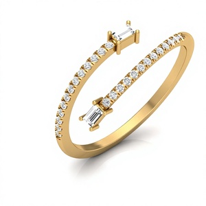 Anillo de Compromiso de Oro Amarillo con Diamante Corte Esmeralda y Diamantes Pavé Laterales, Estilo Clásico para Mujer - Product Image 1