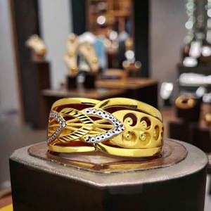 Bague élégante en or pour femmes avec motif bicolore, large et élégante, idéale pour le quotidien, les mariages et les fêtes - Product Image 1