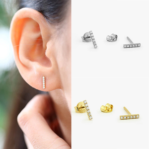 Boucles d'oreilles clous ROXI en argent sterling S925, rangée unique de perles et micro-diamants - Product Image 5
