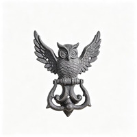 Décoration de jardin et de cour contemporaine en fonte, hibou tridimensionnel aux ailes écartées, écologique et durable, pour frapper à la porte
