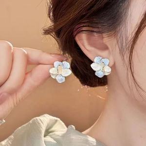 Nouvelles Boucles d'Oreilles Clous Tendance 2025 pour Femme, Motif Fleur Bleue, en Alliage de Zinc Haut de Gamme, Design Élégant Pétale Crème, Idéales pour Soirées et Occasions Spéciales - Product Image 6