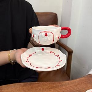 แก้วกาแฟเซรามิกพร้อมจานรอง 230 มล. สไตล์เกาหลี ลายนูนแบบไม่สมมาตร ดีไซน์ทันสมัย เป็นมิตรกับสิ่งแวดล้อม ลายหัวใจสาวน้อยสุดสร้างสรรค์ - Product Image 1