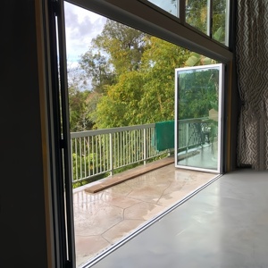 ประตูพับได้ทำจากอลูมิเนียมกันน้ำแบบ Bi-Fold แบบพับได้ LOW-E กระจกเทมเปอร์สองชั้นไฟเบอร์กลาสภายนอกแบบพับเก็บได้ - Product Image 6