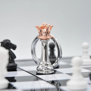 工厂定制棋子钥匙扣，锌合金镀金镀银登山扣钥匙圈，时尚金属包饰 - Product Image 6