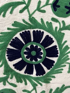 Couverture en coton d'Ouzbékistan brodée à la main, style Suzani, colorée, pour lit ou mur - Product Image 4