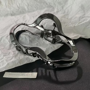 Pinces à <span class=keywords><strong>cheveux</strong></span> en <span class=keywords><strong>crabe</strong></span> simple et élégant de 9cm pour femmes filles coréennes creuses géométriques croisées accessoires de <span class=keywords><strong>cheveux</strong></span> de griffe de <span class=keywords><strong>cheveux</strong></span> de bain - Product Image 5