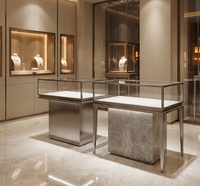 Comptoir de présentation de bijoux de luxe moderne sur mesure, vitrine haut de gamme en métal et verre trempé avec éclairage LED pour usage en centre commercial