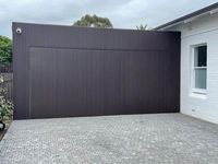 Grille invisible en aluminium couleur bois noir, porte de garage à lattes verticales, clôture, revêtement de porte de garage automatique