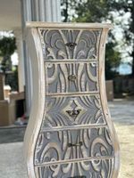Commode vintage en bois massif sculpté à la main en forme de gourde, avec 5 tiroirs, style antique rustique et orné