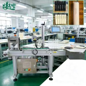 Machine de marquage laser pour l'industrie de la papeterie, avec alimentation automatique pour étuis à stylos et production de marquage de codes en ligne sans intervention humaine - Product Image 1