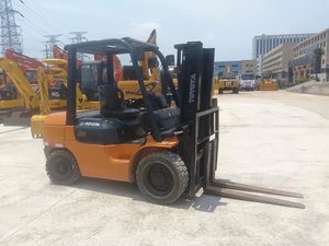 Used Toyota 3 Ton Diesel <b>Forklift</b> with 3 Stage Mast and 3000mm Lifting Height for Warehouse and Logistics Operations - Product Image 3