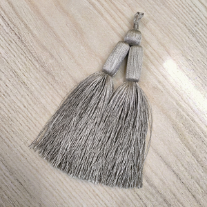 Frange décorative en polyester gris avec pompons - Product Image 1