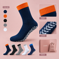 Chaussures de football Field Grip à semelle Chevron, ajustement sécurisé, bleu marine, avec bordure orange continue, profil fin, crampons renforcés, avec tableau des tailles