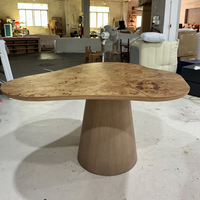 Table à manger en bois massif de forme irrégulière, style design moderne et personnalisé
