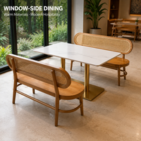 Holzbank-Esstisch-Set mit Stühlen und Tischen für Restaurants, mit Rattan-Rückenlehne, Weißer Marmortisch, Goldener Sockel, Gewerbliche Qualität