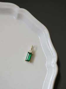 Collar con colgante de oro amarillo GOL Dtutu al por mayor, dije rectangular verde, mini, elegante y moderno Kj450 para fiestas y abuelas - Product Image 5