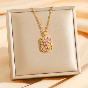 สร้อยคอจี้รูปดอกไม้สี่เหลี่ยมประดับเพชร ทำจากสแตนเลสสตีลชุบทอง 18K - Product Image 4
