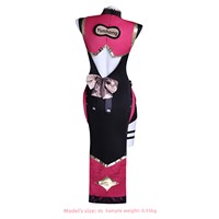 Cosplayer Zenless Zone Zero buvant du thé, Boss Lady Red Bean en cosplay dans un Qipao féminin, Cosplay style femme mature