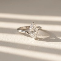 Fabricant en gros d'anneaux personnalisés en moissanite certifiée GRA pour femmes, en argent sterling 925, avec sertissage à griffes de 7x14mm, style bande croisée