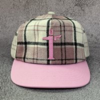 Casquette de baseball unisexe en laine mélangée à carreaux roses, bord légèrement incurvé de 6 cm, non structurée, avec logo brodé en feutre et fermeture snapback.