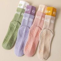 Chaussettes de yoga et d'aérobic athlétiques à haute élasticité, antidérapantes, mi-mollet, pour le fitness, anti-transpiration, respirantes, ajustées pour le Pilates
