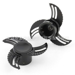 Cubierta de Eje Delantero para Harley, de Aluminio CNC, con Diseño de Aspas Giratorias, Color Negro con Cromado Dorado - Product Image 4