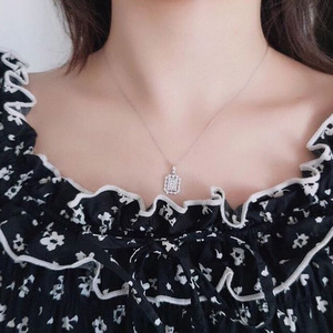 Collana con Ciondolo Quadrato Cavo per Donne, Catena Semplice e Trendy per Clavicola, Accessorio Leggero per Uso Quotidiano - Product Image 5