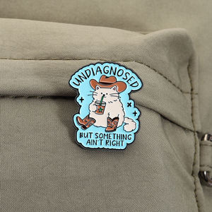 Забавные эмалевые значки с котом-ковбоем и цитатой: «Не диагностировано, но что-то не так». Броши и нагрудные украшения оптом. - Product Image 2