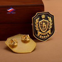 Longzhiyu Fabricant depuis 18 Ans Personnalisé Métal Créatif Chaîne Badge Épingle de Revers en Émail avec Petit Breloque