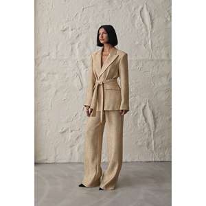 Elegante Conjunto de Traje con Cinturón para Mujer, Pantalones y Chaqueta de Tela Tejida, Beige, Manga Larga, Ropa Formal de Oficina - Product Image 3
