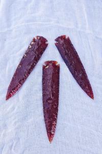 หินออบซิเดียนสีแดงธรรมชาติทำมือขายดีที่สุด สำหรับการป้องกันและเสริมพลังบวก มีจำหน่ายในราคาที่ดีที่สุด - Product Image 4