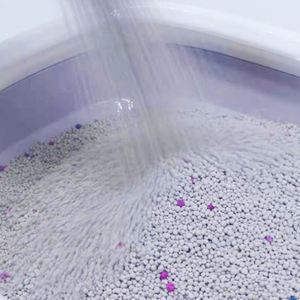 ทรายแมวเบนโทไนต์ทรงกลม สีเทาอ่อน กลิ่นลาเวนเดอร์ ดูดซับดีเยี่ยม ไร้ฝุ่น 99% จับตัวเป็นก้อนเร็ว เป็นมิตรต่อสิ่งแวดล้อม - Product Image 6