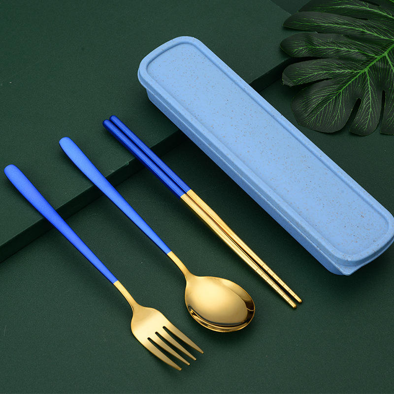 Ensemble trois pièces en or bleu (fourchette + cuillère + baguettes + boîte + Buc