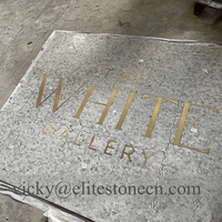 Mosaïque personnalisée en marbre vert, découpée au jet d'eau, avec lettres en laiton doré et logo, pour sol et mur