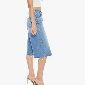 กางเกงยีนส์ขาสั้นทรงหลวมแบบฟอกสีสำหรับผู้หญิง สไตล์คลาสสิก สีน้ำเงิน ขายส่งและรับสั่งทำ - Product Image 2