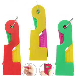 Aiguilles simples faciles <span class=keywords><strong>à</strong></span> percer crochet outil <span class=keywords><strong>machine</strong></span> en plastique poussée <span class=keywords><strong>automatique</strong></span> enfileur d'<span class=keywords><strong>aiguille</strong></span> <span class=keywords><strong>pour</strong></span> la couture <span class=keywords><strong>à</strong></span> la main - Product Image 1