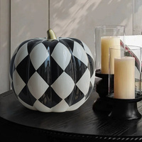 Intérieur de maison moderne Articles d'ameublement doux à carreaux noirs et blancs avec ornements en céramique en forme de citrouille