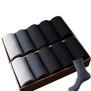 Benutzer definierte Logo Crew Bambus faser Socken neue schwarze atmungsaktive Deodorant Herren Bambus Arbeits socken schwarze Bambus socke Geschenk box