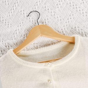 Cintres en bois naturel antidérapants avec barre pour pantalon, pour costumes, chemises, vestes et robes - Product Image 4