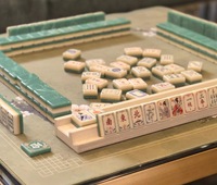 Ensemble de Mahjong de Luxe Traditionnel en Bambou – Tuiles Vertes, Rouges, Ivoire et Teal avec Symboles des Quatre Saisons
