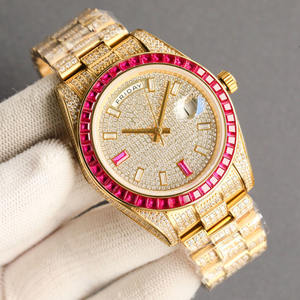 La version luxueuse est bientôt disponible : un savoir-faire inédit combiné à une touche de style unique. Montre mécanique pour homme - Product Image 1