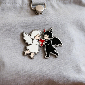 Circular Lapel Pin Black White Cats Gold-Plated Hard Enamel Zinc Alloy Animal Theme Art Collectible Metal Pin - Product Image 2