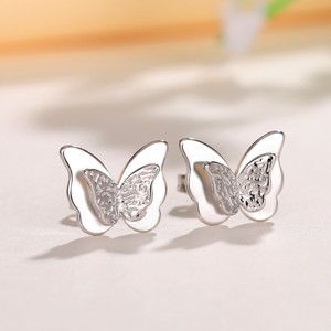 Orecchini a perno a forma di farfalla per donna, accessori dolci per l'uso quotidiano, perfetti per outfit casual e come regalo - Product Image 6