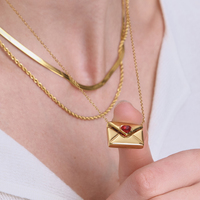 J&D Collier Pendentif Cœur d'Amour Enveloppe Amovible Minimaliste en Acier Inoxydable Incrusté de Zircon Cubique Rouge, Cadeau de Saint-Valentin pour Femme