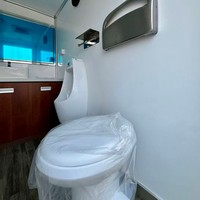 Robuster Verzinkter Traktionsrahmen Mechanische Bremse Komplettes Lichtsystem Mobile Sanitäranlage mit Hubrad für Parkveranstaltungen